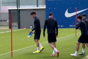 乐鱼体育-记者：库巴西、莱万参加巴萨今日训练