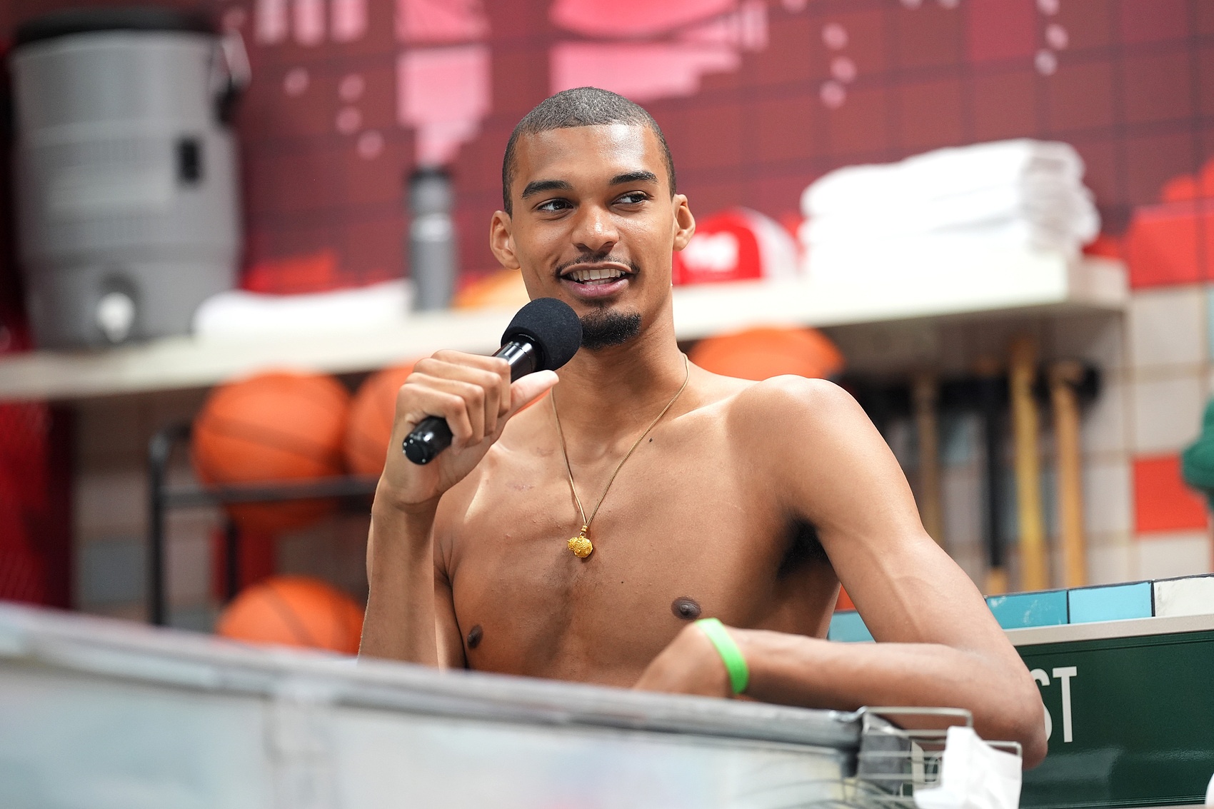 😲刺记答疑：这三项荣誉满足其一 文班明夏续约可签5年3.26亿