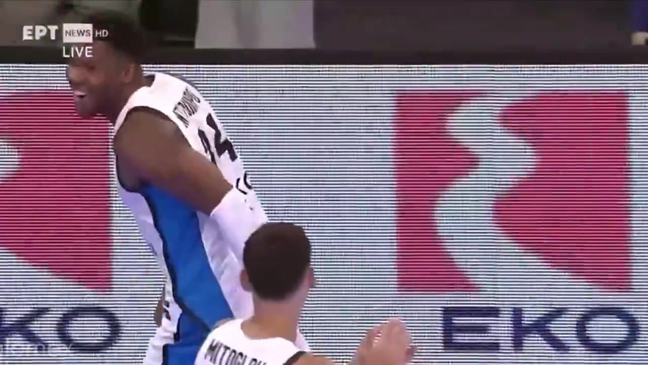 官方入口-字母哥遭队友“复仇”围攻，场面欢乐队友笑逐颜开