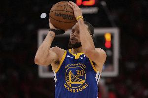 乐鱼体育-库里：不会说自己不关注进NBA得分榜前10 但争冠才是我坚持的原因